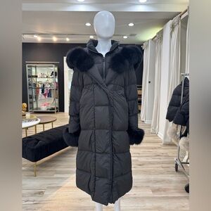 Elegant Black Puffer Coat with Fur Detail